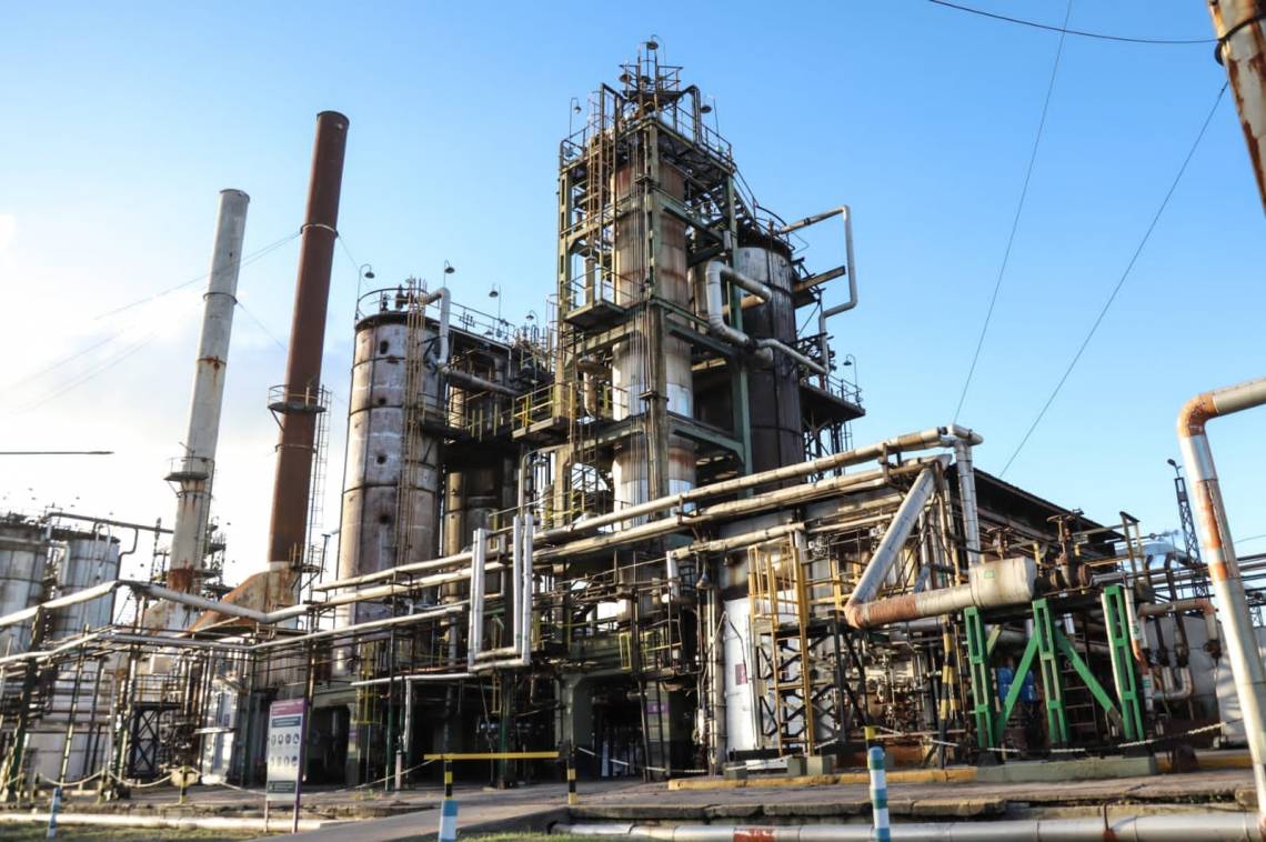 Raízen empieza a producir diesel renovable en su refineria argentina